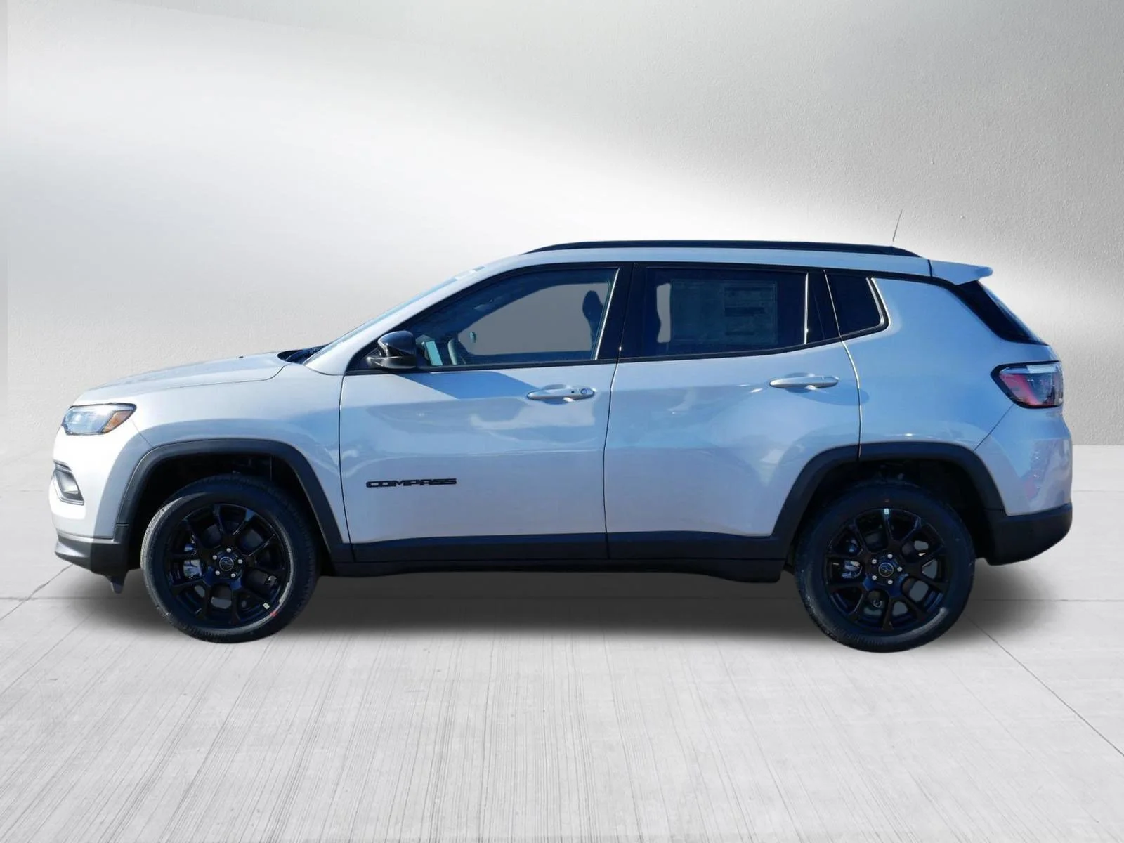 New 2026 Silver Zynith Metallic Clear-Coat Exterior Paint Jeep Latitude Altitude image 4