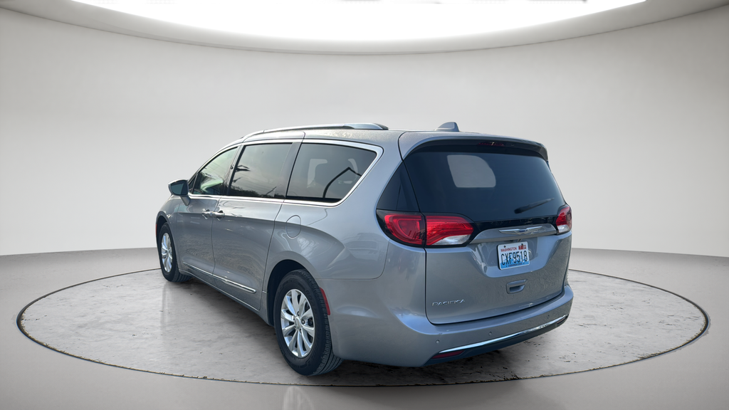 Used 2018 Silver Chrysler Touring L image 7