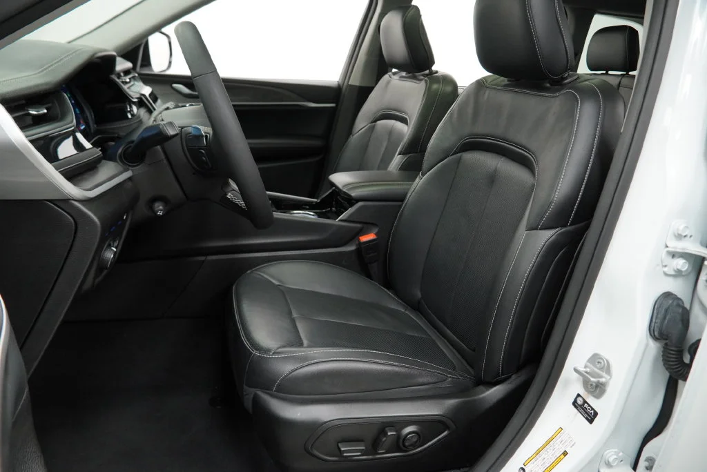Used 2023 White Jeep 4xe image 3