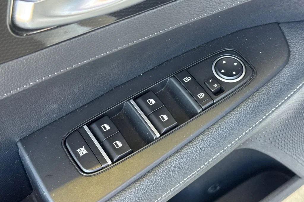 Used 2024 Snow White Pearl Kia GT-Line image 14