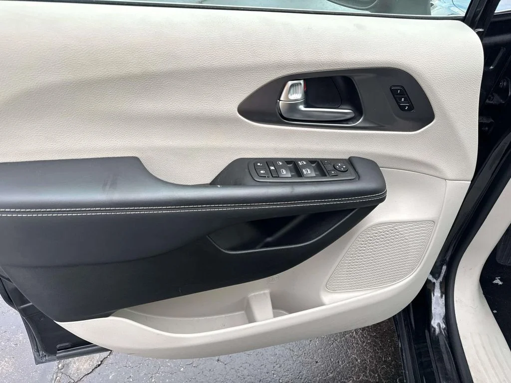 2023 Chrysler Pacifica Touring L - Photo 12