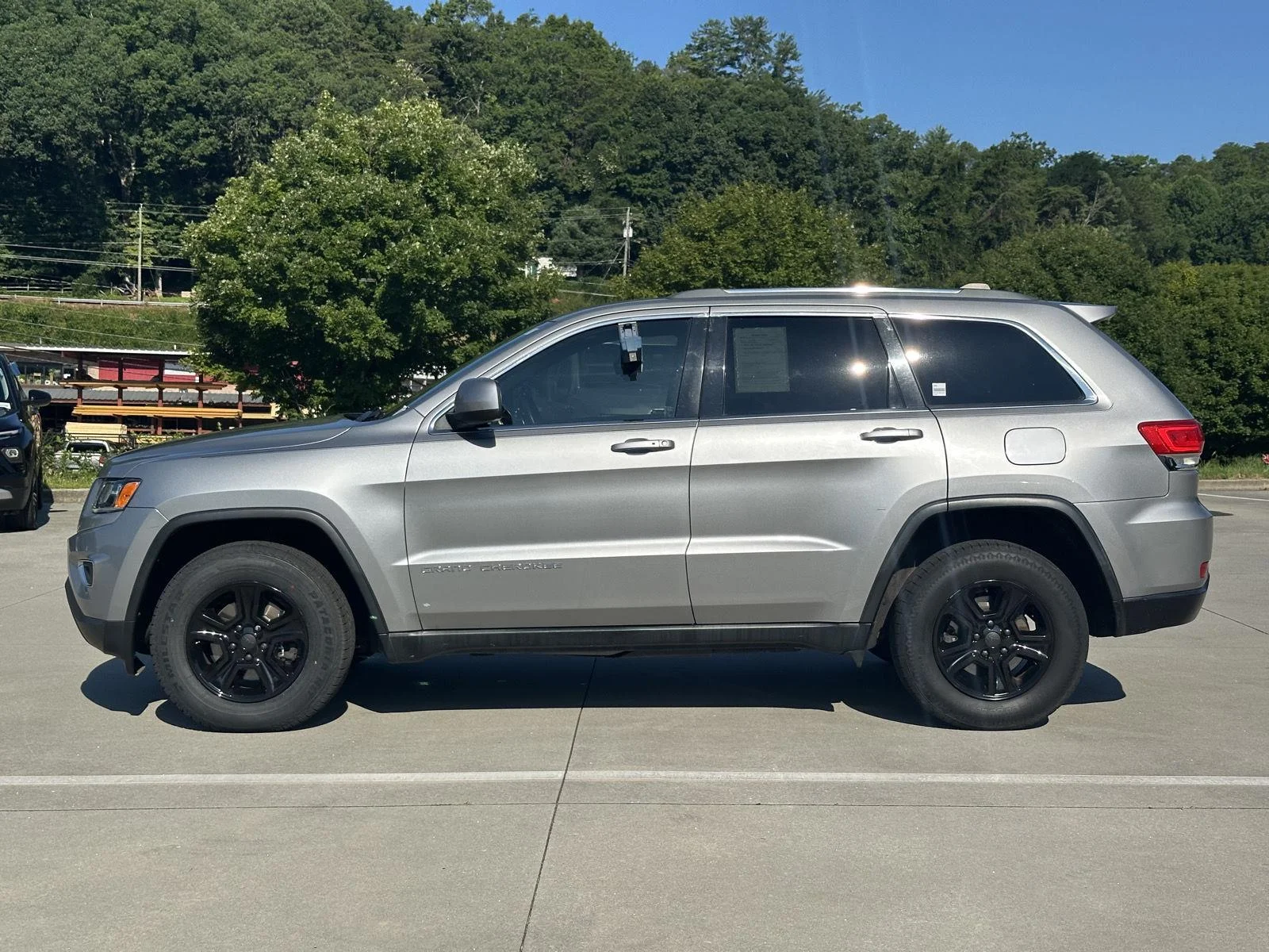 Used 2015 Billet Silver Metallic Clearcoat Jeep Laredo image 4