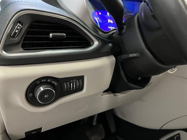 Used 2020 White Chrysler Limited image 16