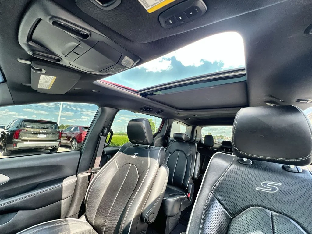Used 2022 Red Chrysler Limited image 22