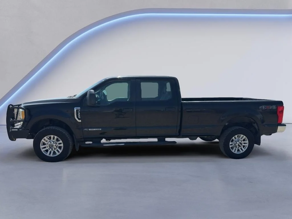Used 2017 Shadow Black Ford XL image 2