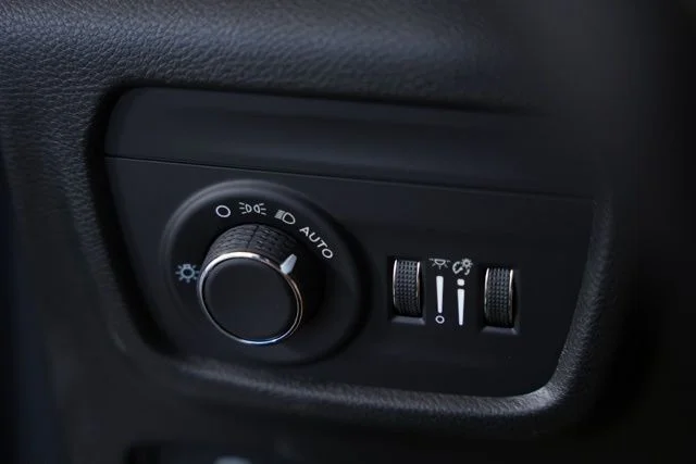 New 2026 Silver Zynith Exterior Paint Jeep Altitude image 19