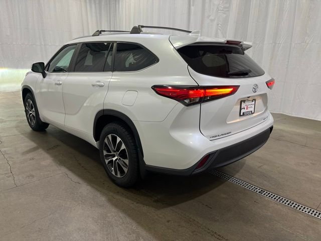 Used 2023 Beige Toyota XLE image 5