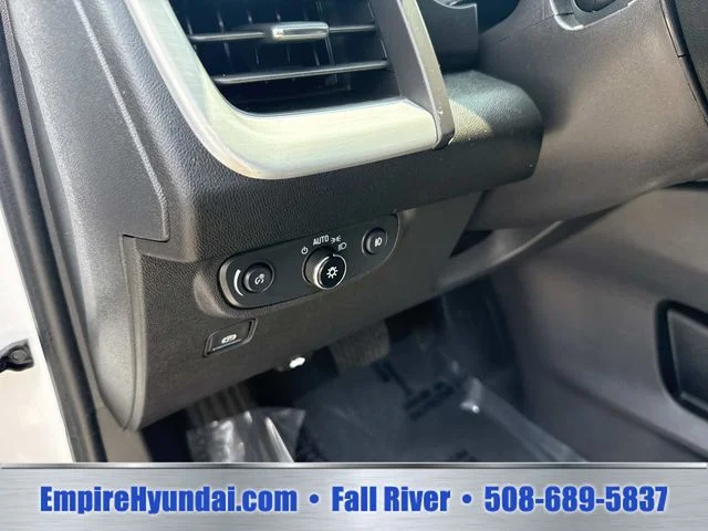 Used 2024 White GMC SLT image 31