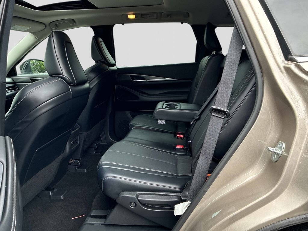 Used 2023 Silver INFINITI LUXE image 17