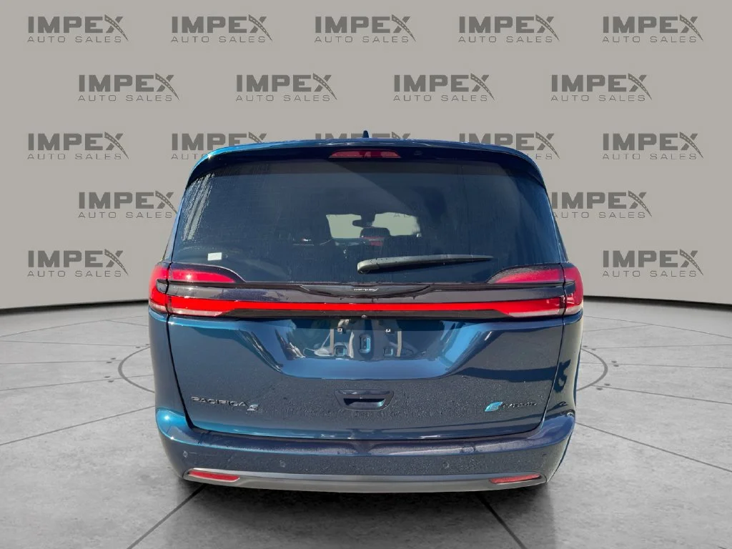 Used 2025 Blue Chrysler Select Premium S Appearance image 4