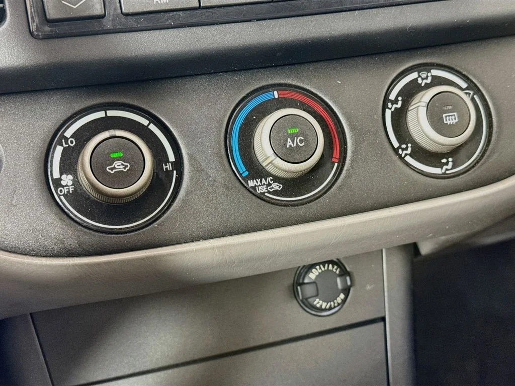 Used 2005 Lunar Mist Metallic Toyota STD image 17