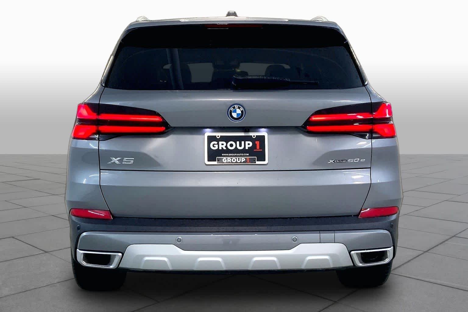 New 2026 Skyscraper Grey Metallic BMW xDrive50e image 4