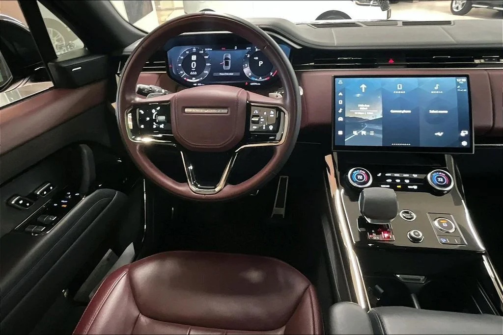 Used 2023 Black Land Rover SE Dynamic image 5