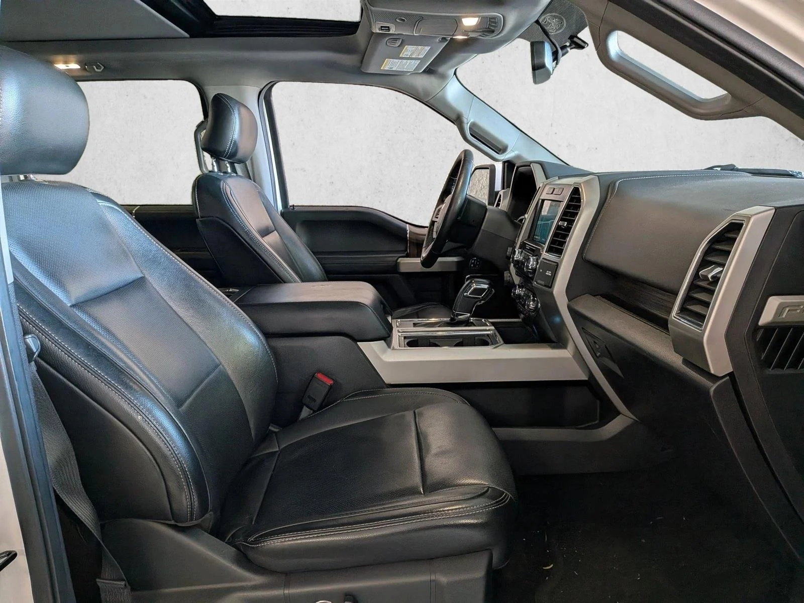 Used 2017 White Platinum Metallic Tri-Coat Ford Lariat image 21