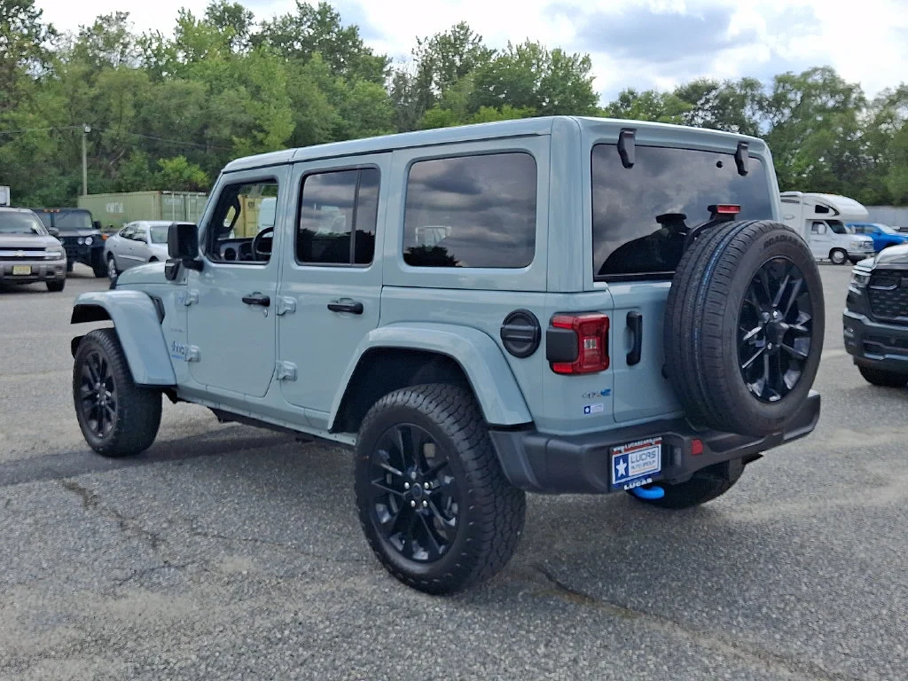 Used 2024 Earl Clearcoat Jeep Sahara image 8