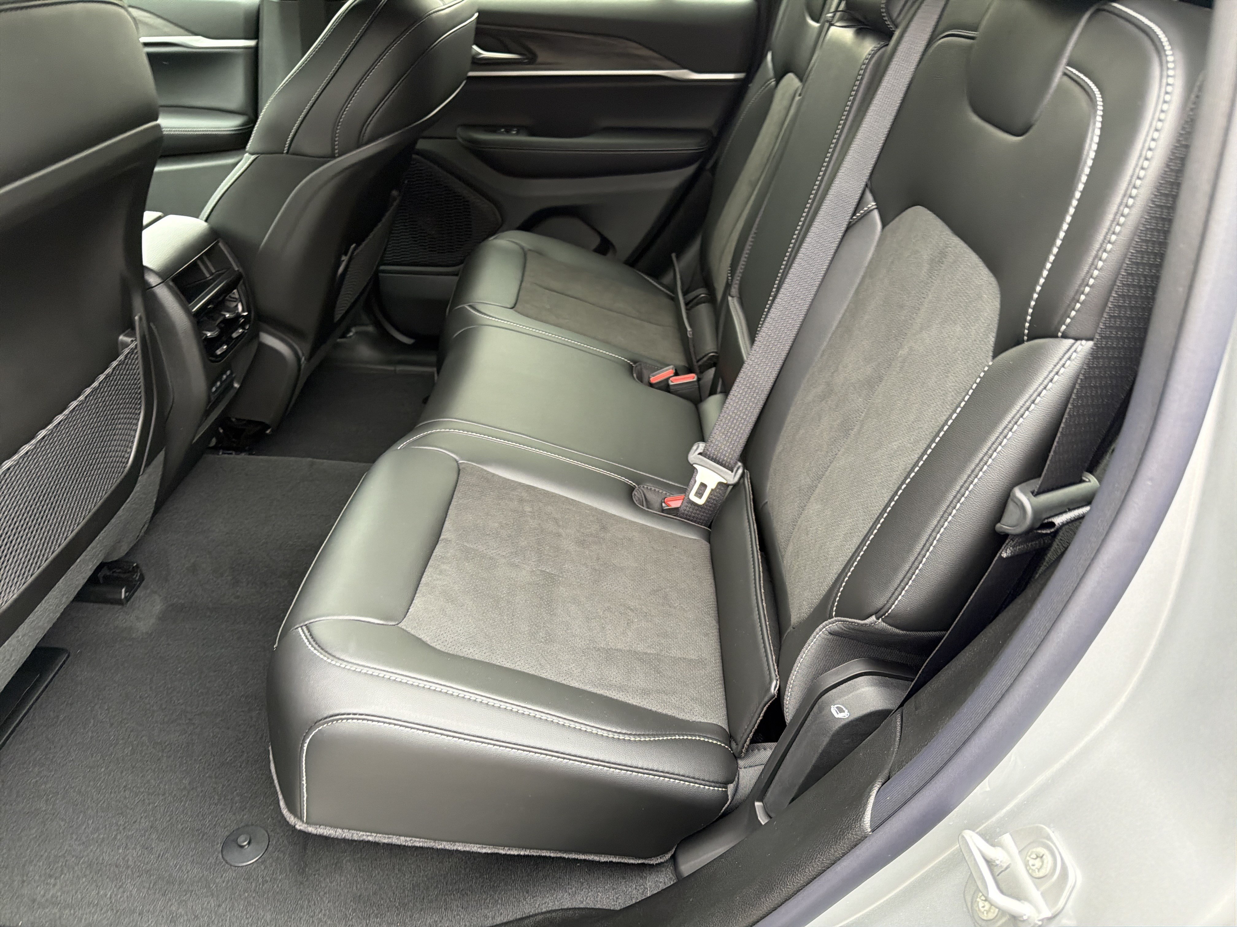 New 2026 Silver Zynith Exterior Paint Jeep Altitude image 26