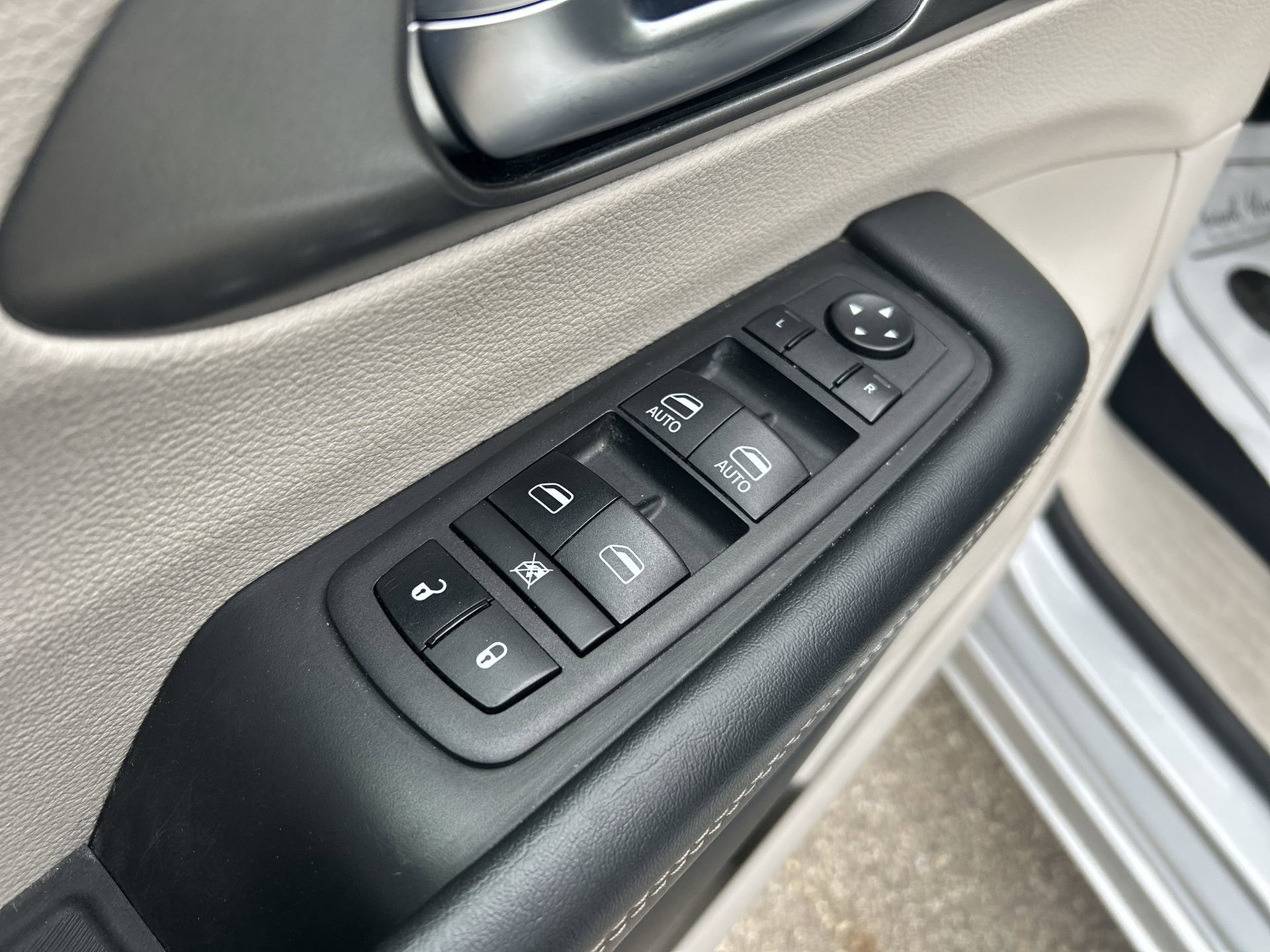Used 2023 Silver Mist Clearcoat Chrysler Touring L image 23