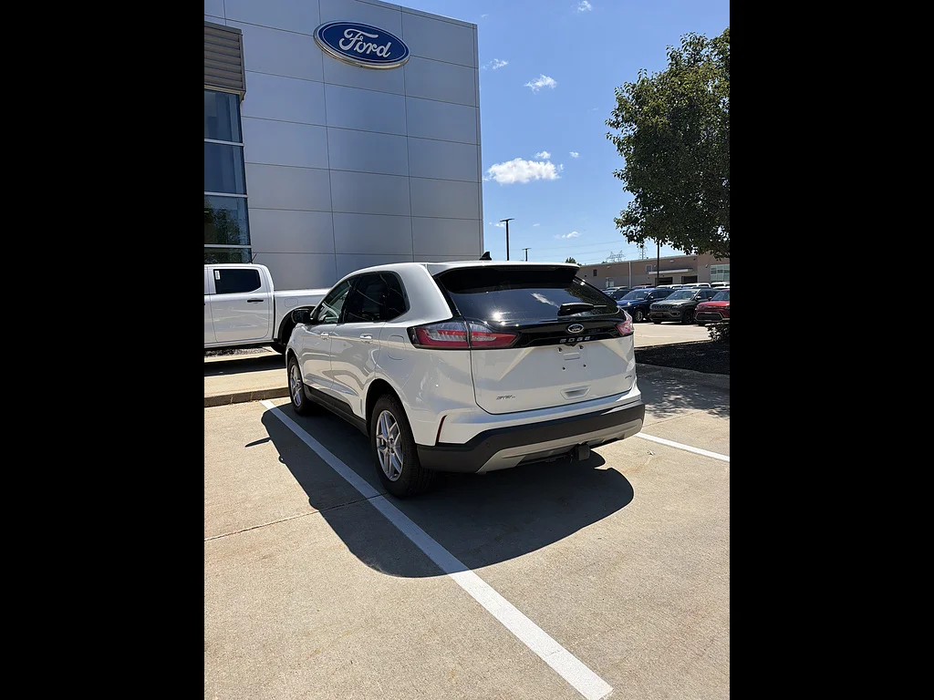 Used 2024 Star White Ford SEL image 3