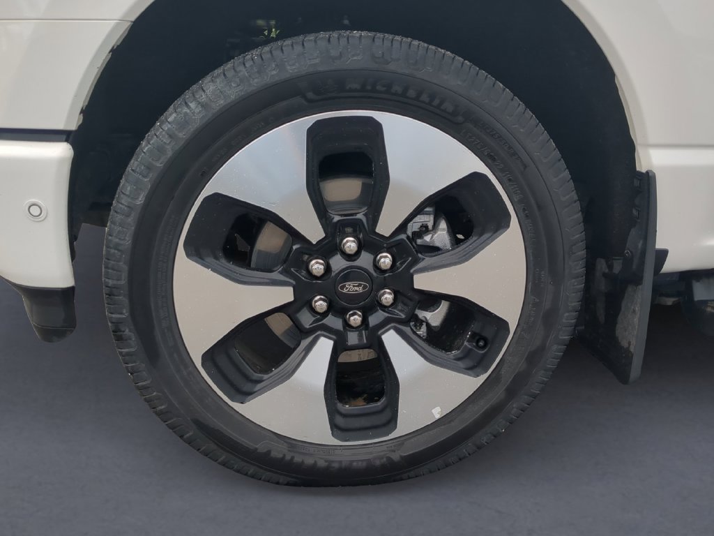 Used 2023 White Metallic Ford Platinum image 11