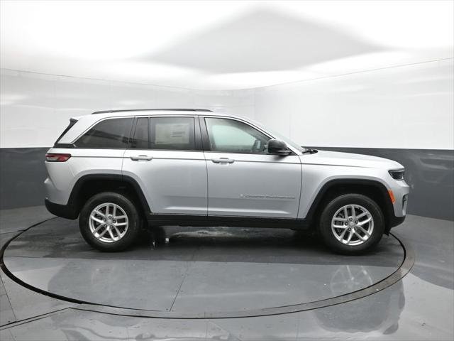 New 2026 Silver Zynith Exterior Paint Jeep Laredo image 26