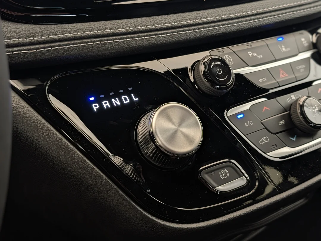 New 2027 Black Chrysler Select - - FWD - Stow n Go Seating - Adaptive Cruise - Apple CarPlay & More! image 20