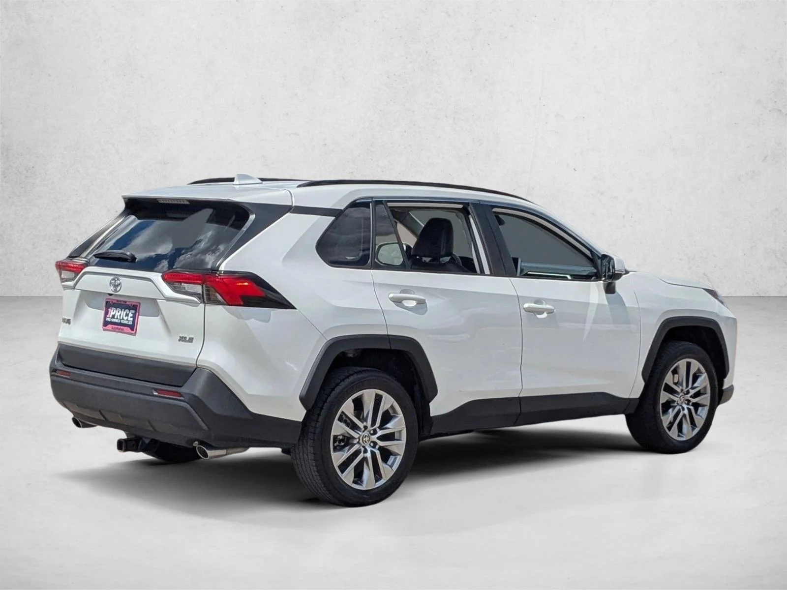Used 2023 White Toyota XLE Premium image 5