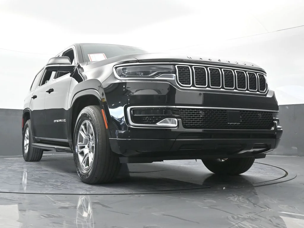 Used 2023 Diamond Black Crystal Pearlcoat Jeep Base image 70