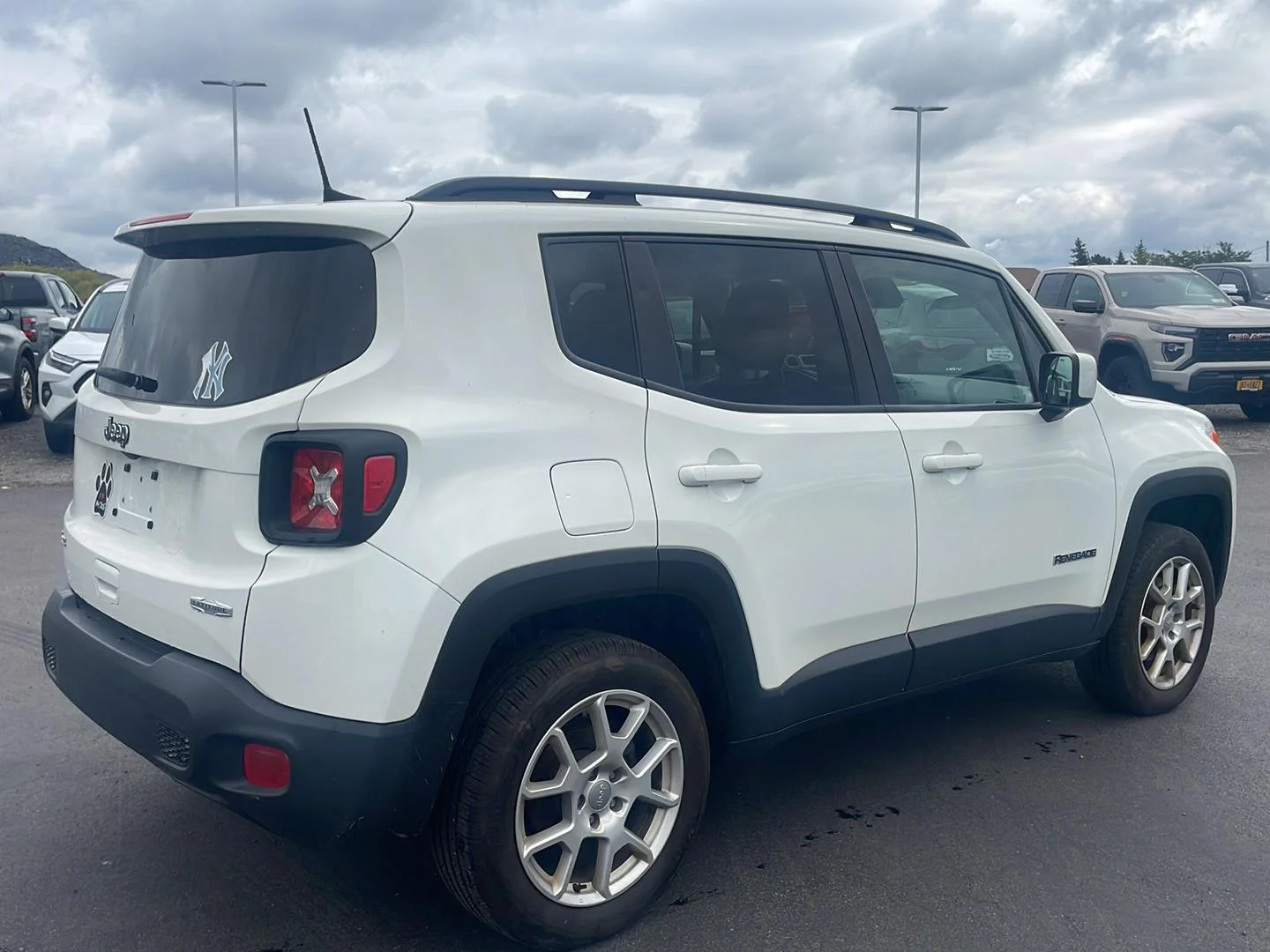 Used 2020 Alpine White Clearcoat Jeep Latitude image 9