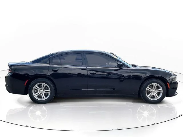 Used 2022 Black Dodge SXT image 4
