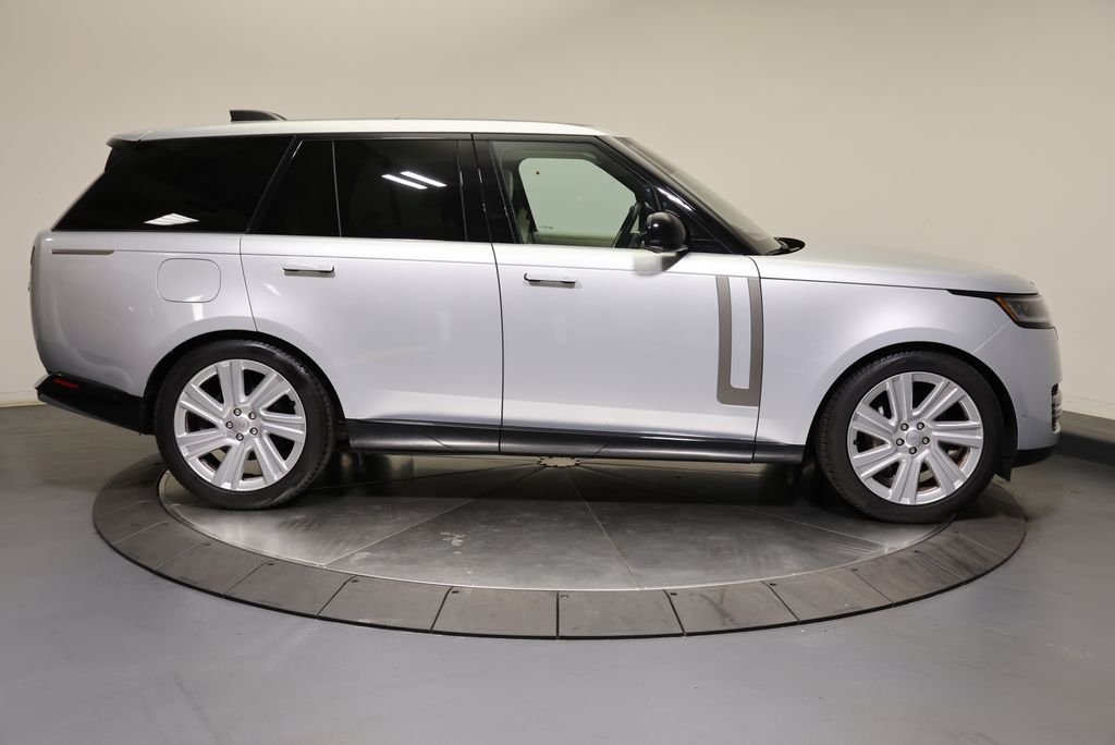 Certified Used 2023 Hakuba Silver Metallic Land Rover SE image 6