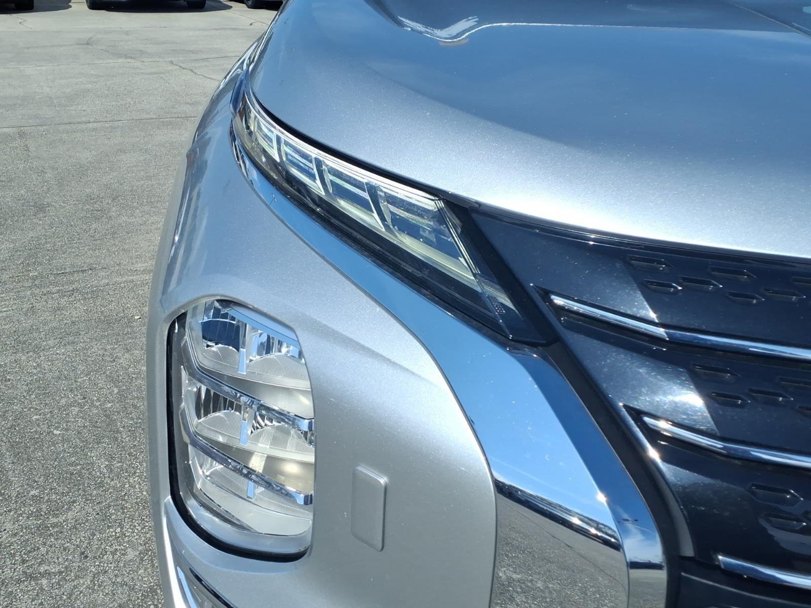 Used 2024 White Diamond/Black Roof Mitsubishi SE image 4