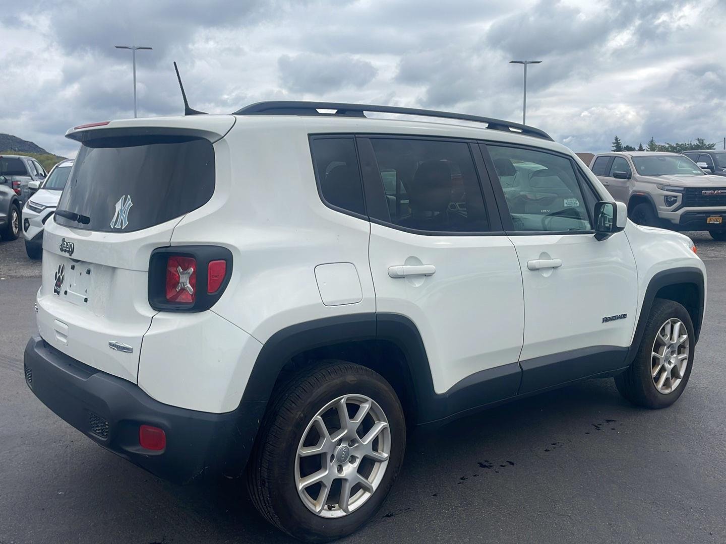 Used 2020 Alpine White Clearcoat Jeep Latitude image 9