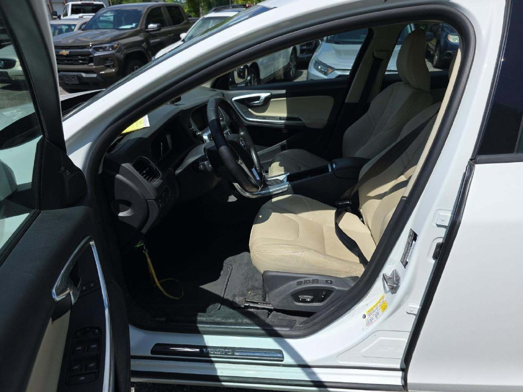 Used 2018 White Volvo T5 Dynamic image 2