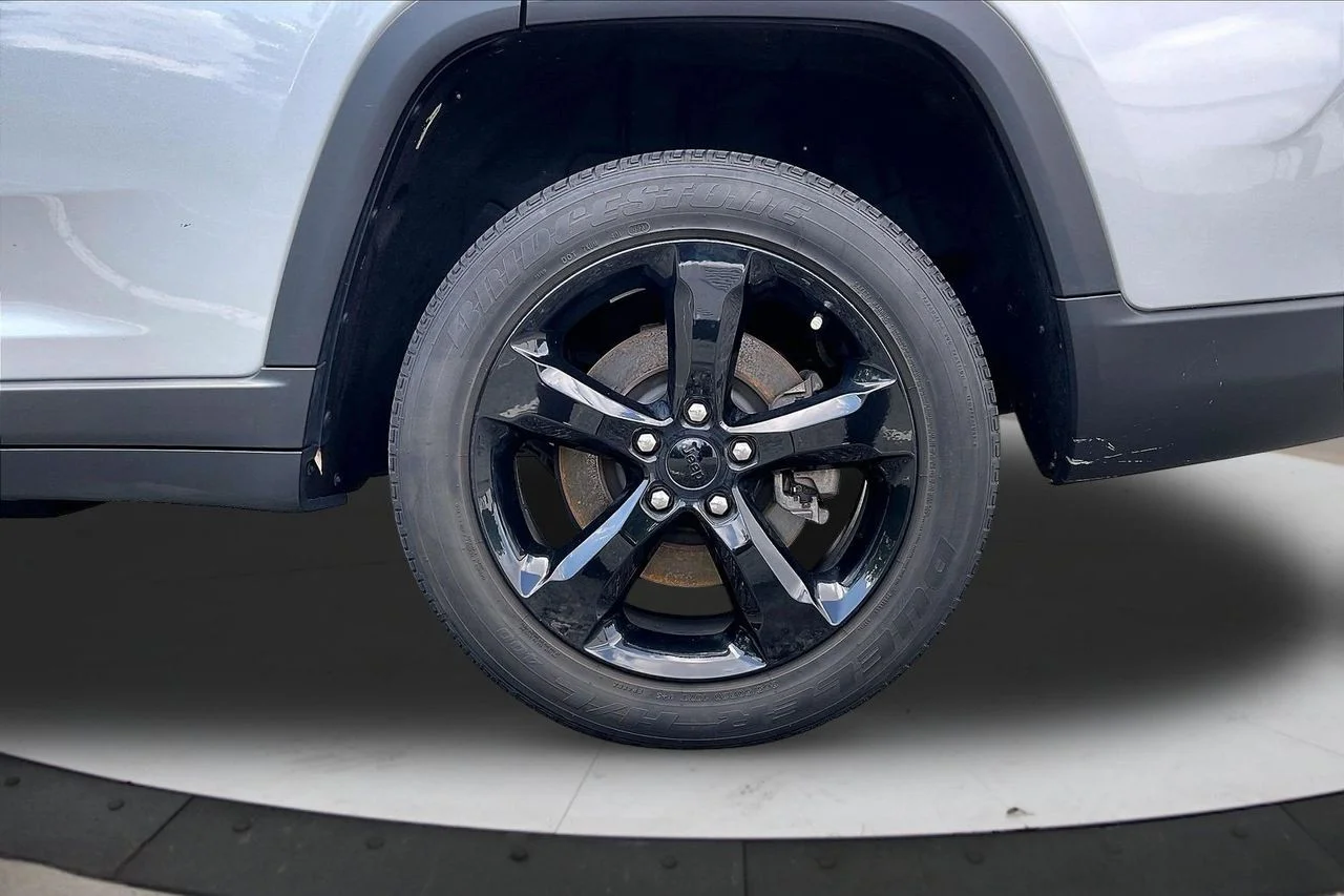 Used 2024 Silver Jeep Altitude X image 37
