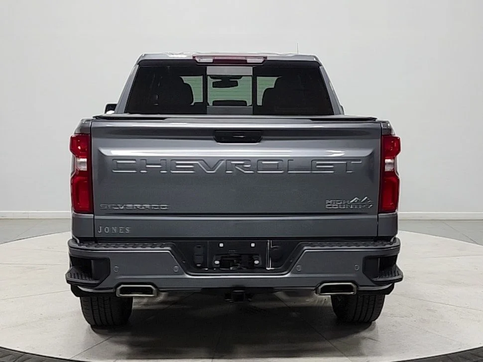 Used 2022 Gray Chevrolet High Country image 6
