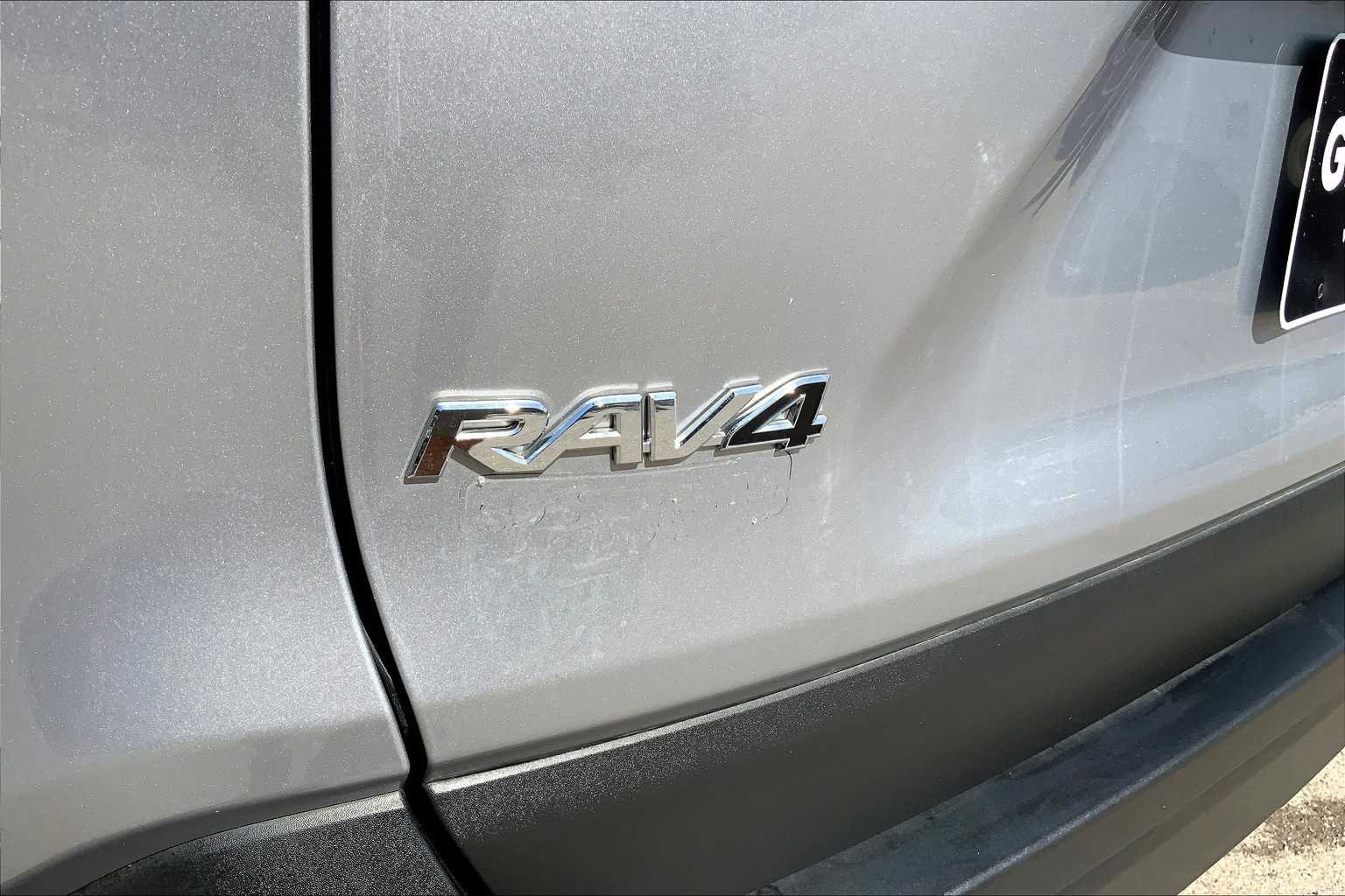 Used 2022 Silver Sky Metallic Toyota XLE Premium image 30