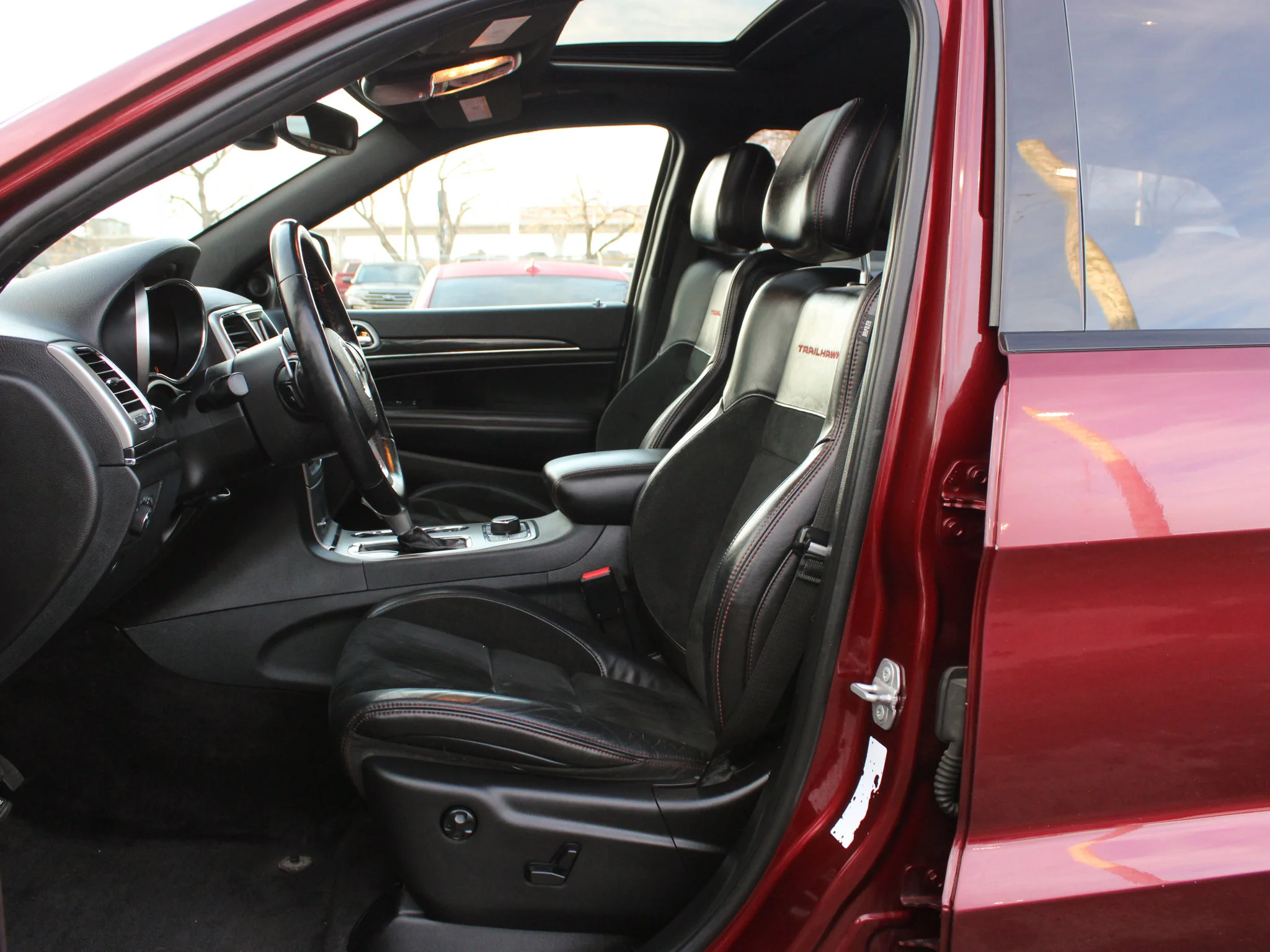 Used 2018 Red Jeep Trailhawk * V6 | Winter Tires | Heated/Vented Seats | Apple CarPlay | Navigation image 3