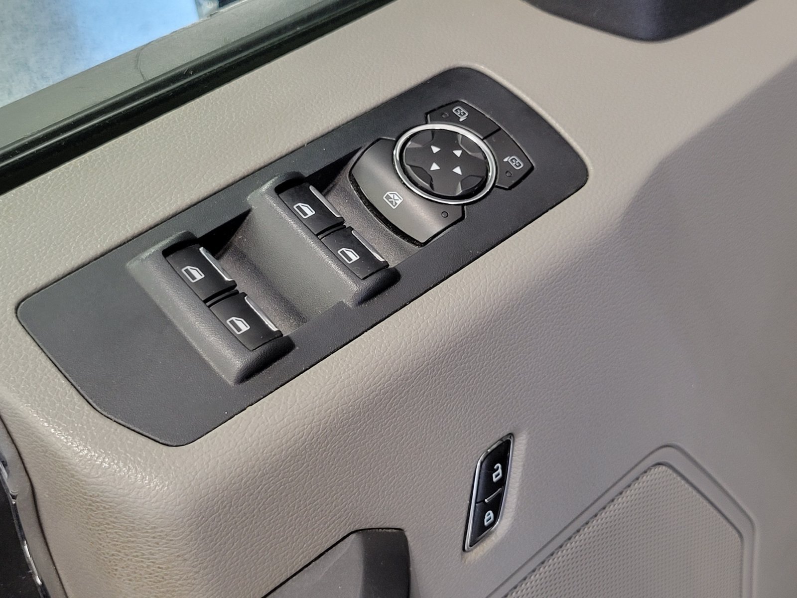 Used 2015 Silver Ford XLT image 7