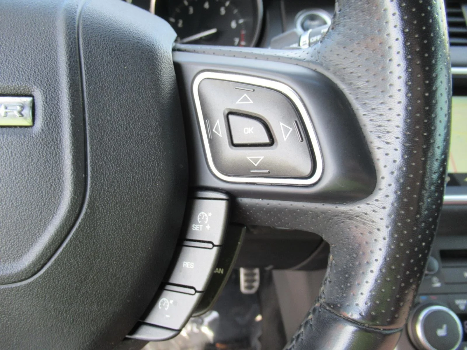 Used 2018 Santorini Black Land Rover HSE Dynamic image 28