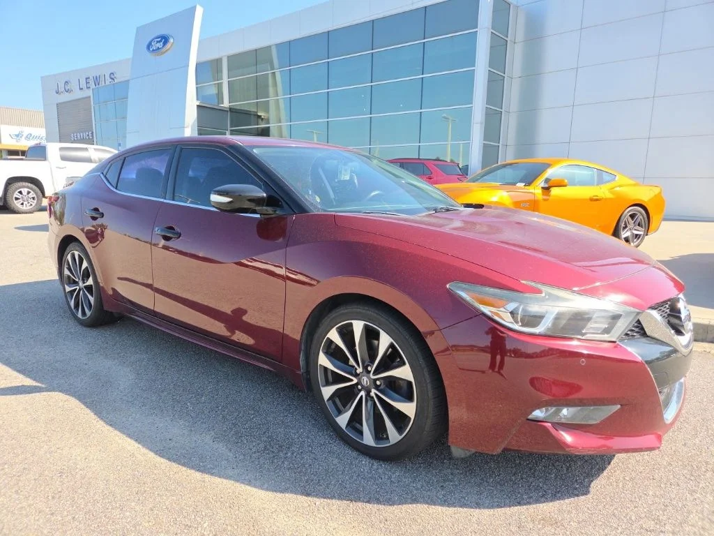 Used 2017 Red Nissan SR image 1