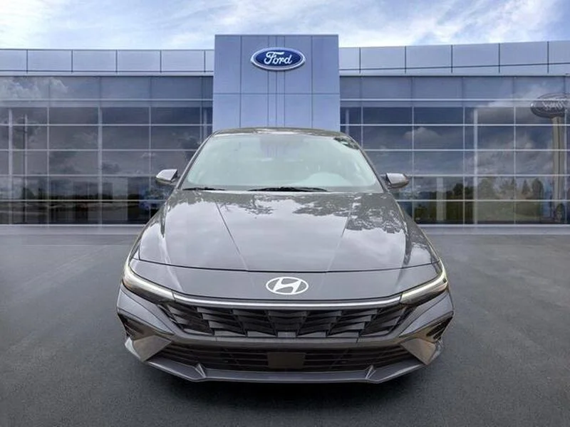 Used 2025 Gray Hyundai SEL Convenience image 3