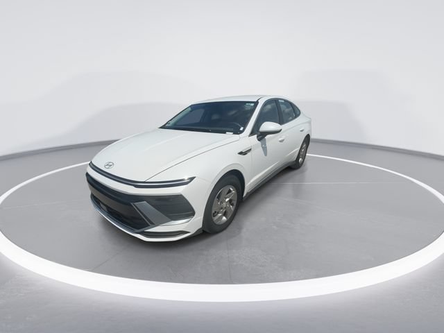 Used 2025 Serenity White Hyundai SE image 4