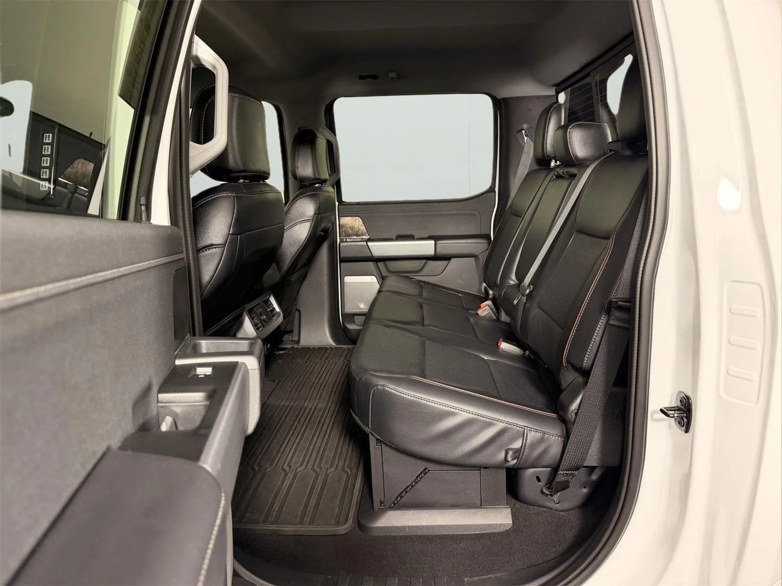 Used 2024 Oxford White Ford LARIAT image 14