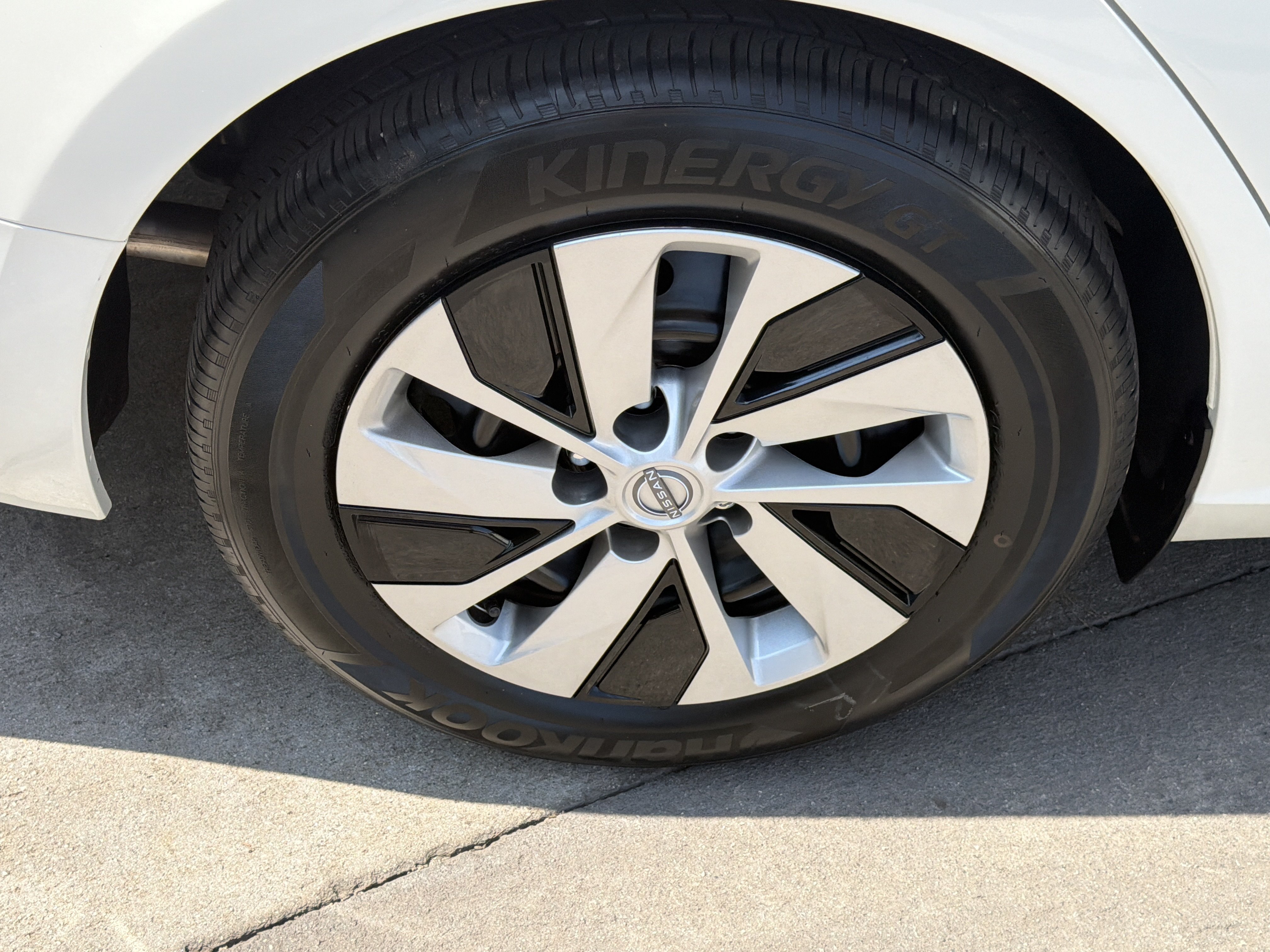 Certified Used 2025 Glacier White Nissan S image 18