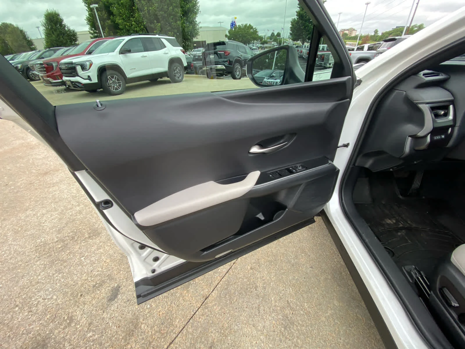 Used 2025  Lexus UX 300h image 6