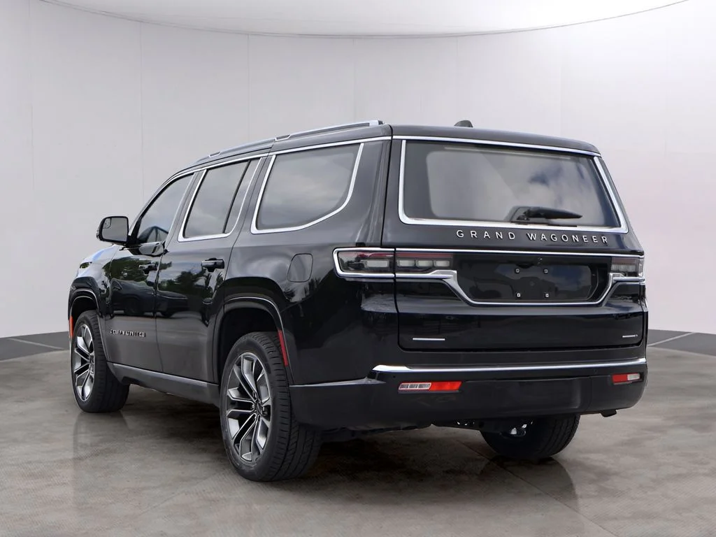 Used 2022 Diamond Black Crystal Pearlcoat Jeep Series III image 5
