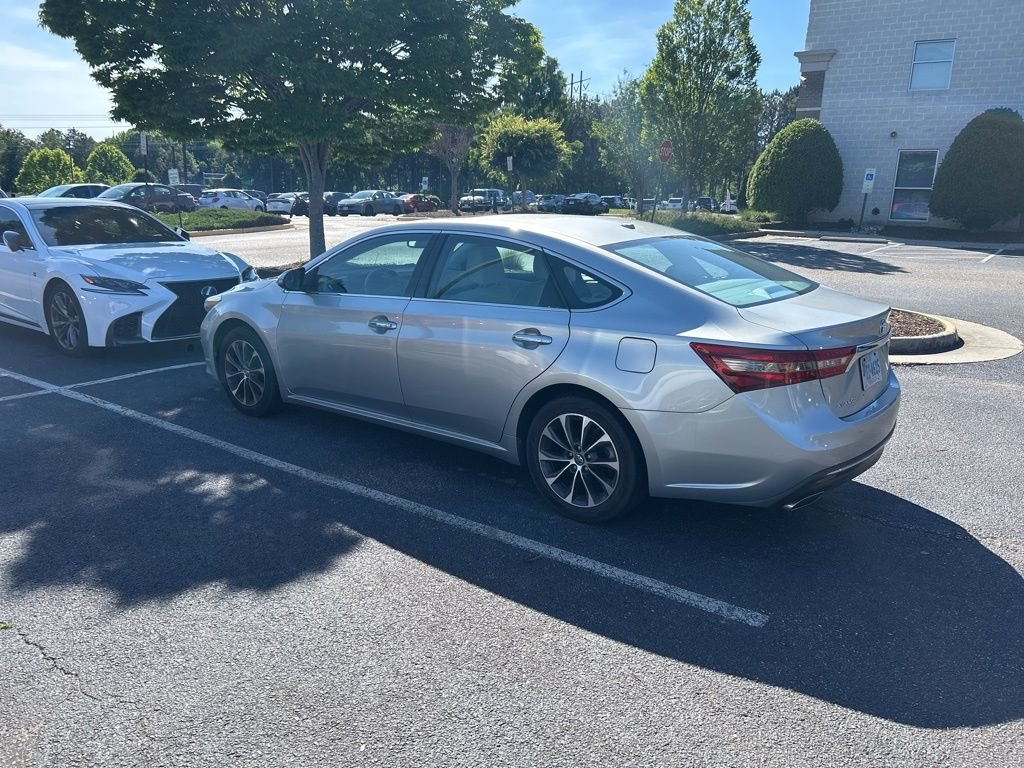Used 2016 Silver Toyota XLE Premium image 4