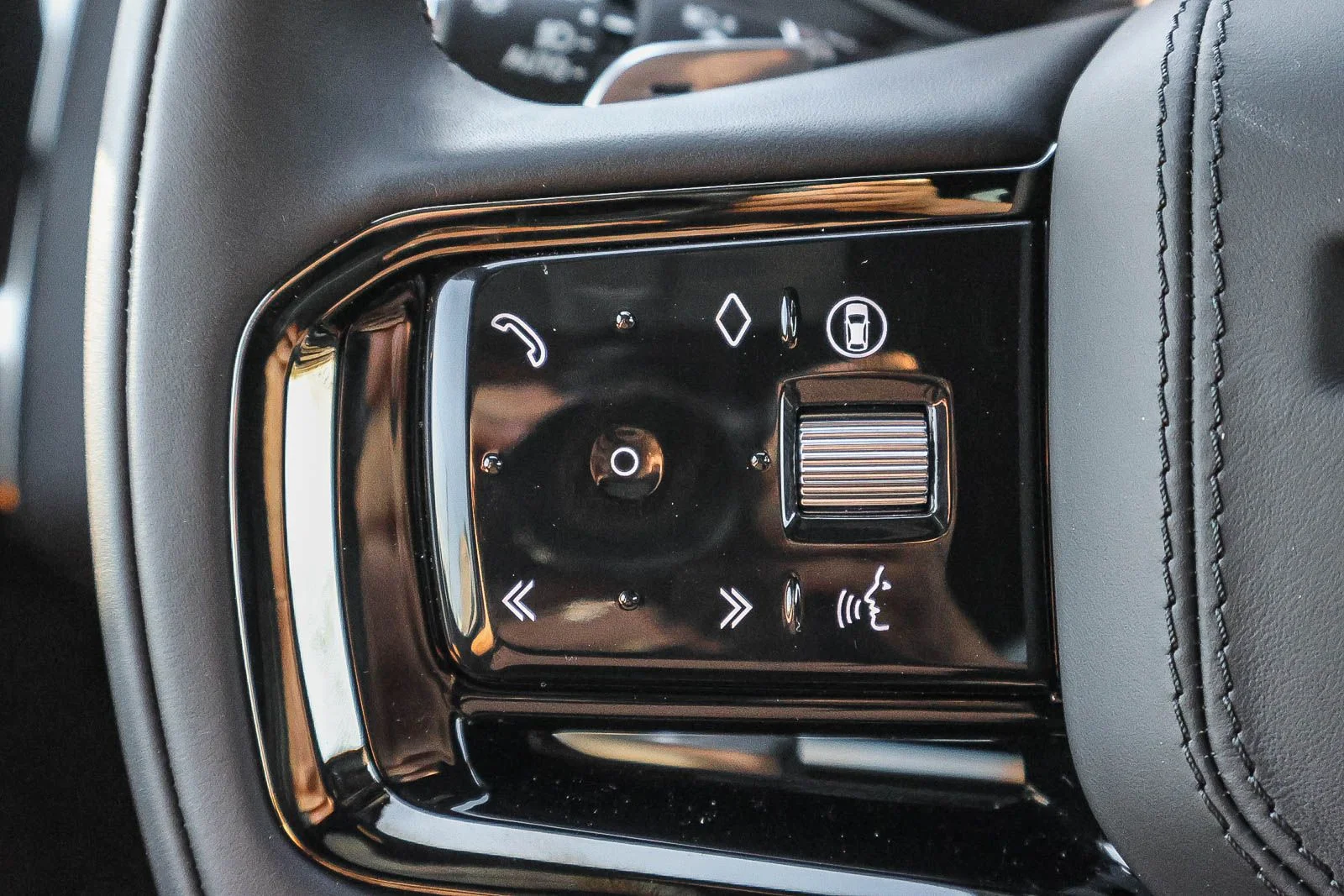 New 2026 Santorini Black Land Rover Dynamic SE image 37
