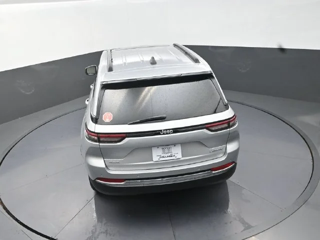 New 2026 Silver Zynith Exterior Paint Jeep Laredo X image 15