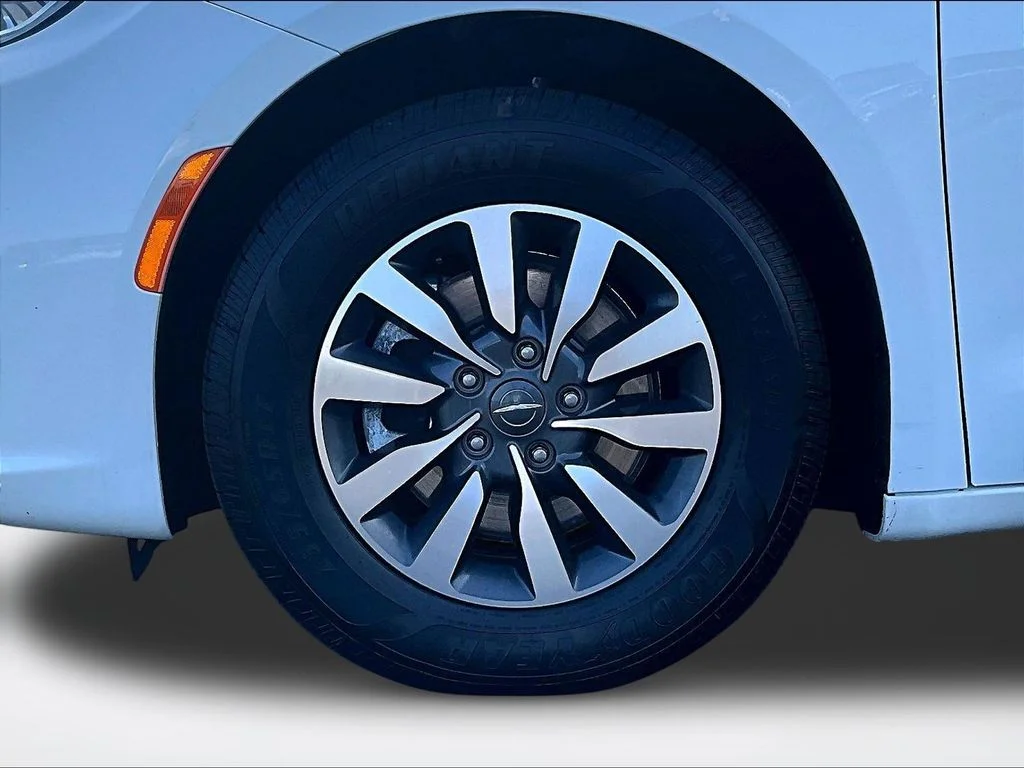 Used 2022 White Chrysler Touring L image 9